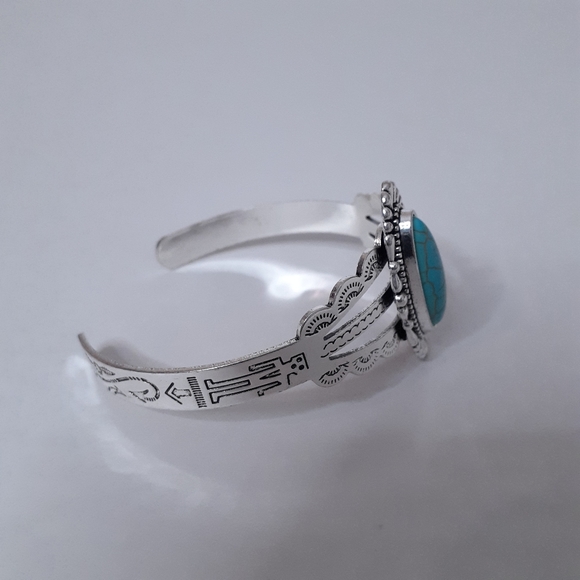 Navajo oblong faux turquoise antique metal cuff bracelet w/ art deco flourishes - Picture 3 of 7
